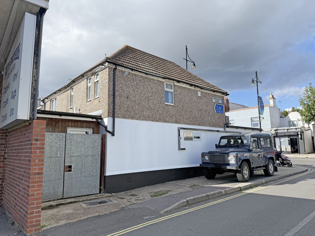 Lot: 21 - VACANT FREEHOLD COMMERCIAL PREMISES WITH POTENTIAL - Rear elevation with off road parking